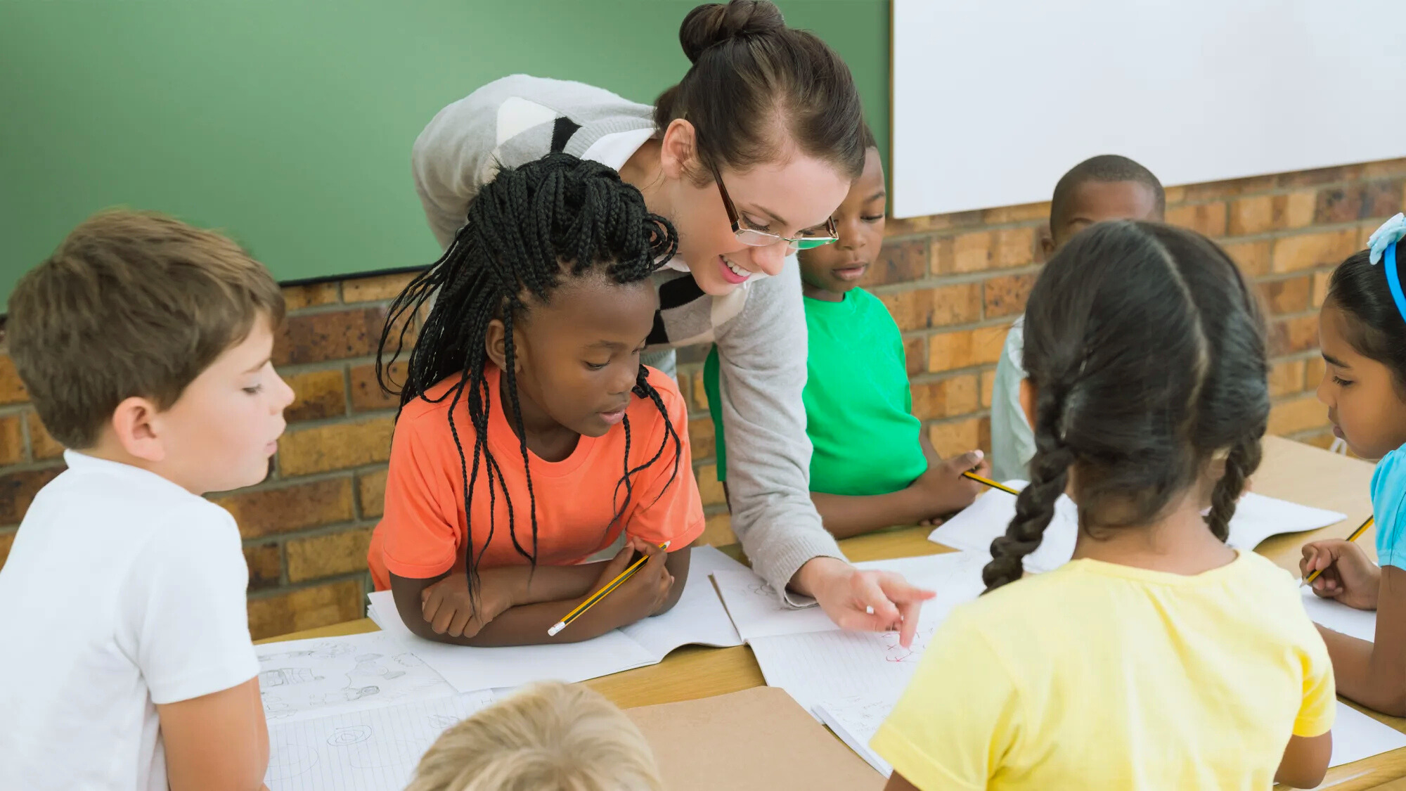 Educator mentoring students in a collaborative learning environment